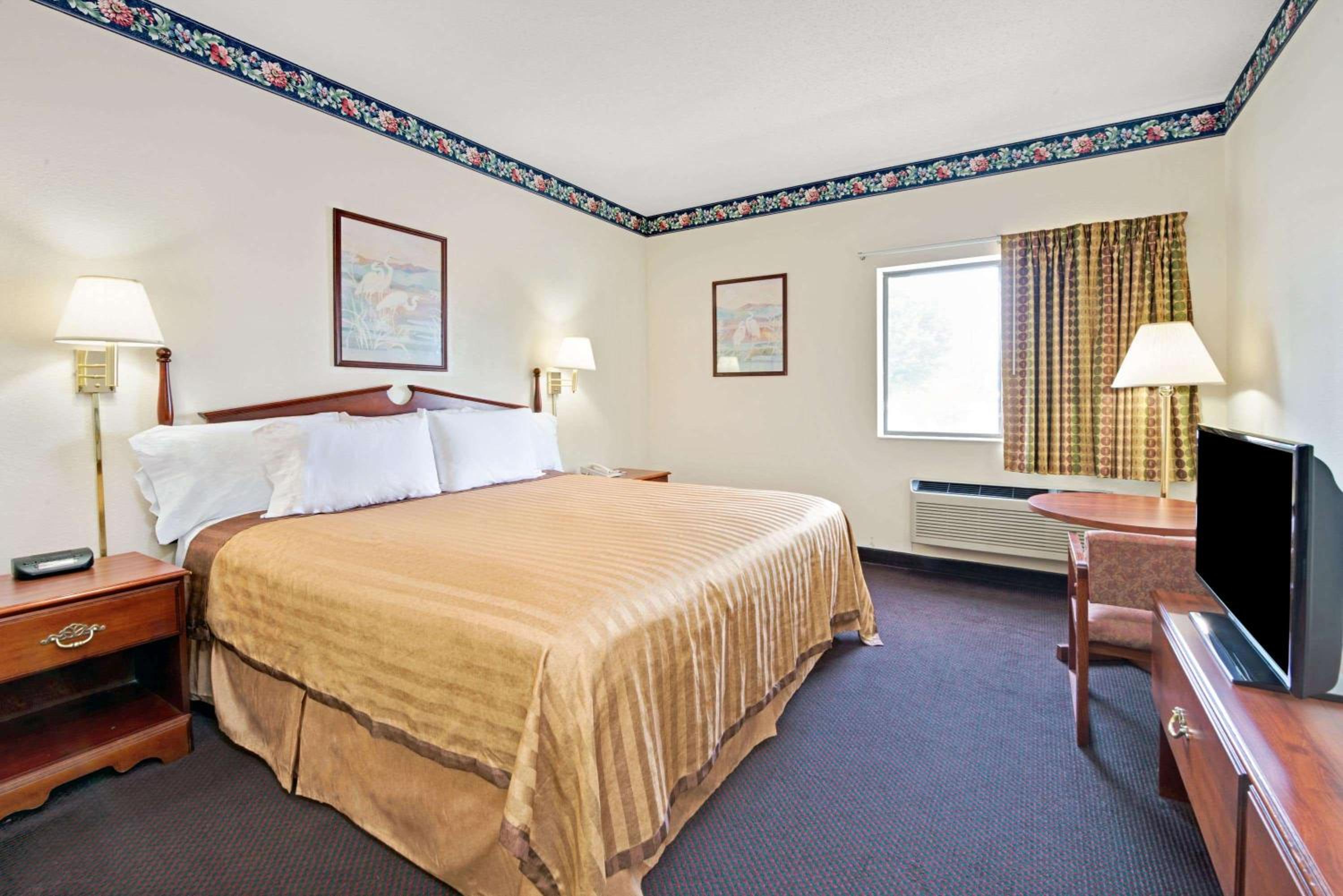 St Louis Vacations - Travelodge by Wyndham St. Louis - Property Image 3