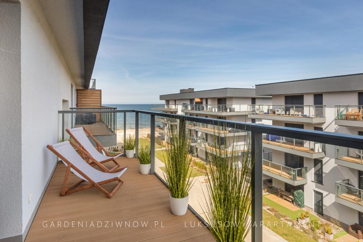 Audrey DeLux Seaview Gardenia Studio view 2