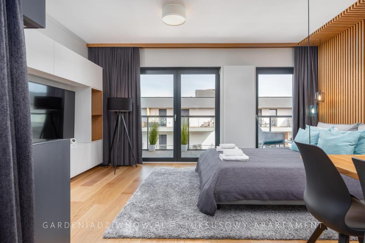 Audrey DeLux Seaview Gardenia Studio view 5