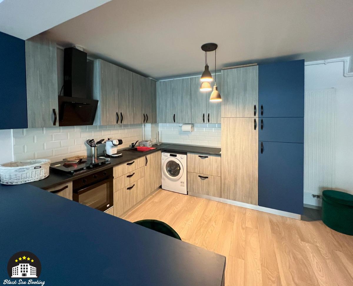 Black Sea Booking - Paris view 3