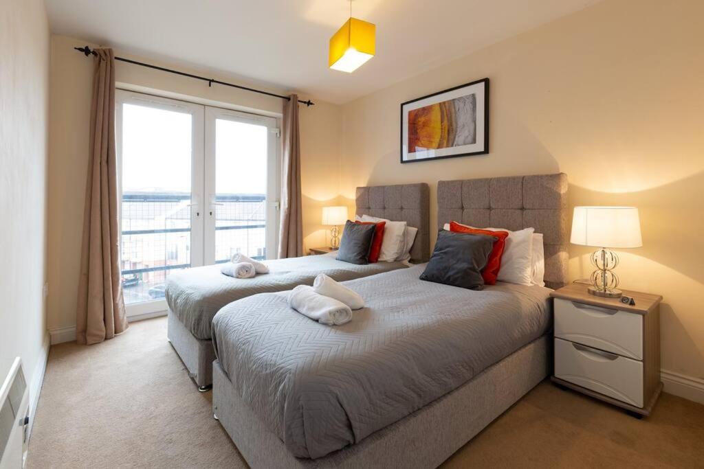 BEST PRICE! Superb city centre apartment, 2 Superkings or 4 singles Smart TV & Sofa bed- FREE SECURE PARKING view 3