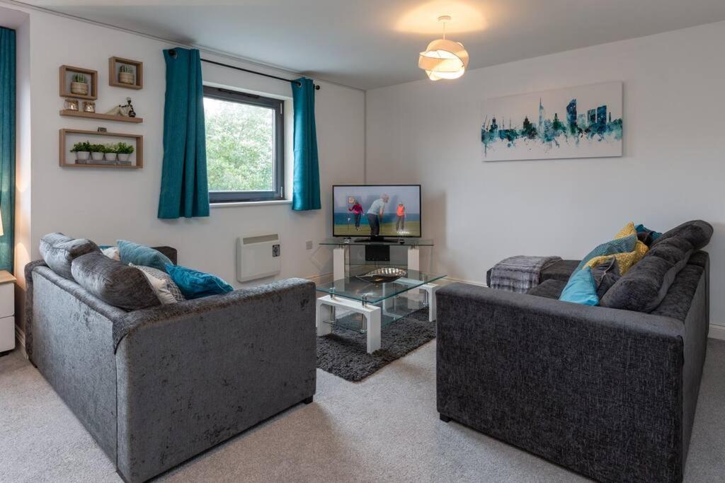 BEST PRICE! Superb city centre apartment, 2 Superkings or 4 singles Smart TV & Sofa bed- FREE SECURE PARKING view 2