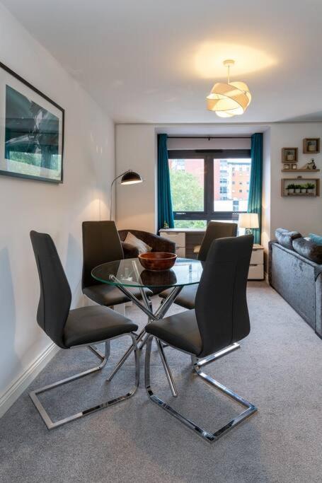 BEST PRICE! Superb city centre apartment, 2 Superkings or 4 singles Smart TV & Sofa bed- FREE SECURE PARKING view 5