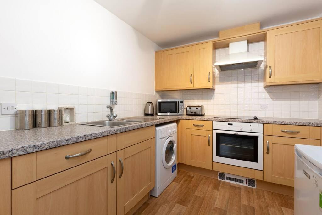 BEST PRICE! Superb city centre apartment, 2 Superkings or 4 singles Smart TV & Sofa bed- FREE SECURE PARKING view 4