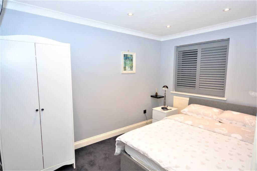 Luxury 5 Bedroom House with Free Parking on Site view 2
