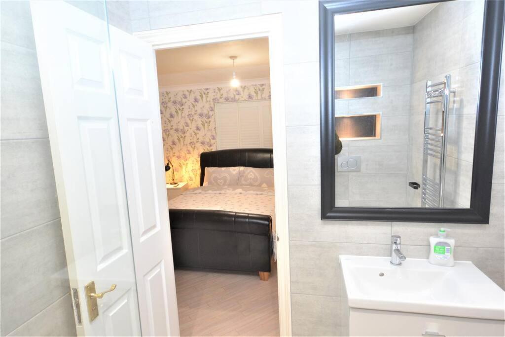 Luxury 5 Bedroom House with Free Parking on Site view 3