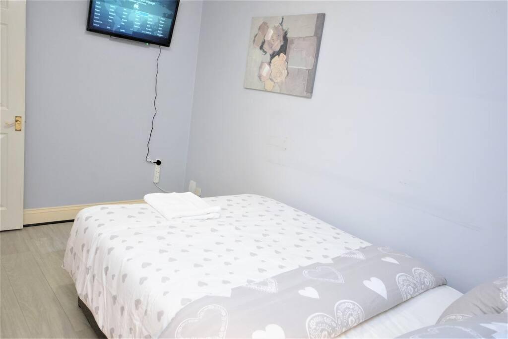 Luxury 5 Bedroom House with Free Parking on Site view 4