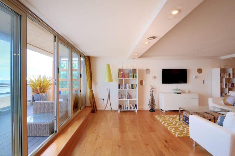 Largigi offering two amazing panoramic sea front apartments view 3