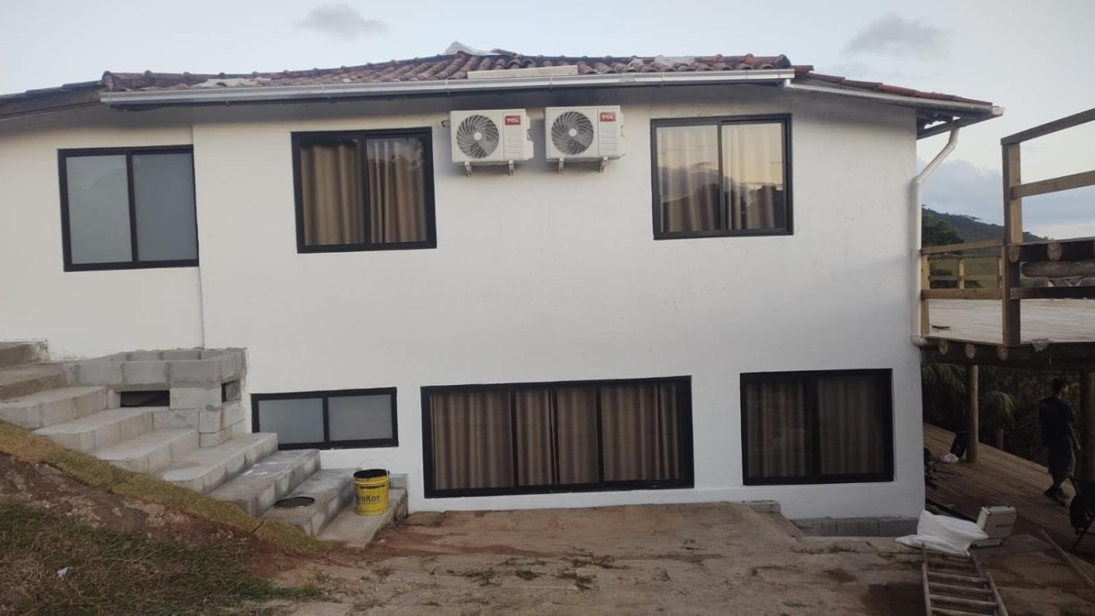 Hotel Villa Santorini Praia do Rosa com piscina e jacuzzi - Image 1