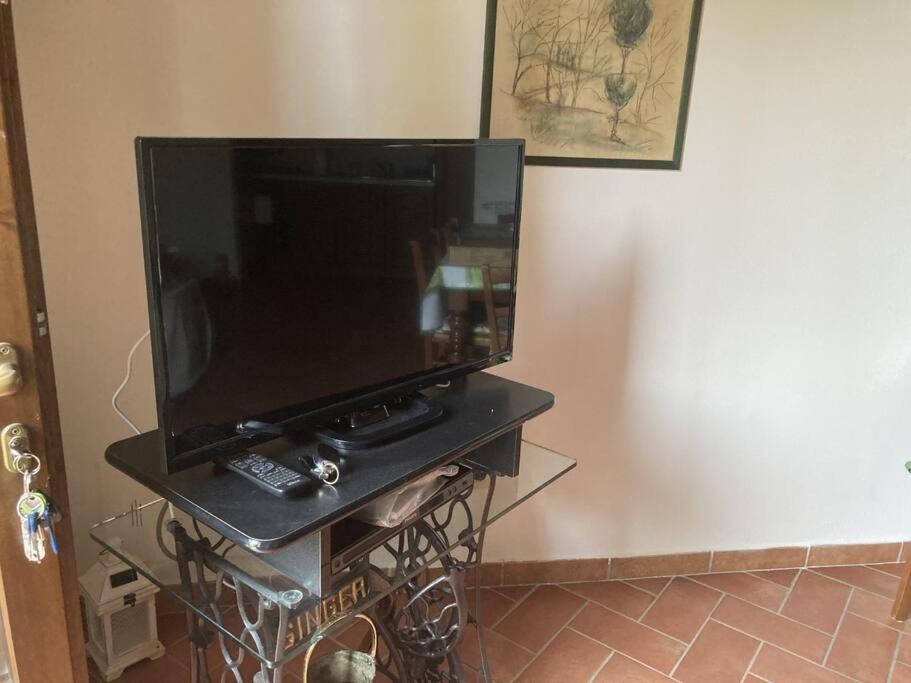 Casa Leonardo, Montaione, Mura view 3