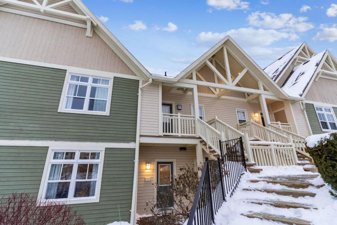 Contemporary Chalet Steps to Blue Mountain Village