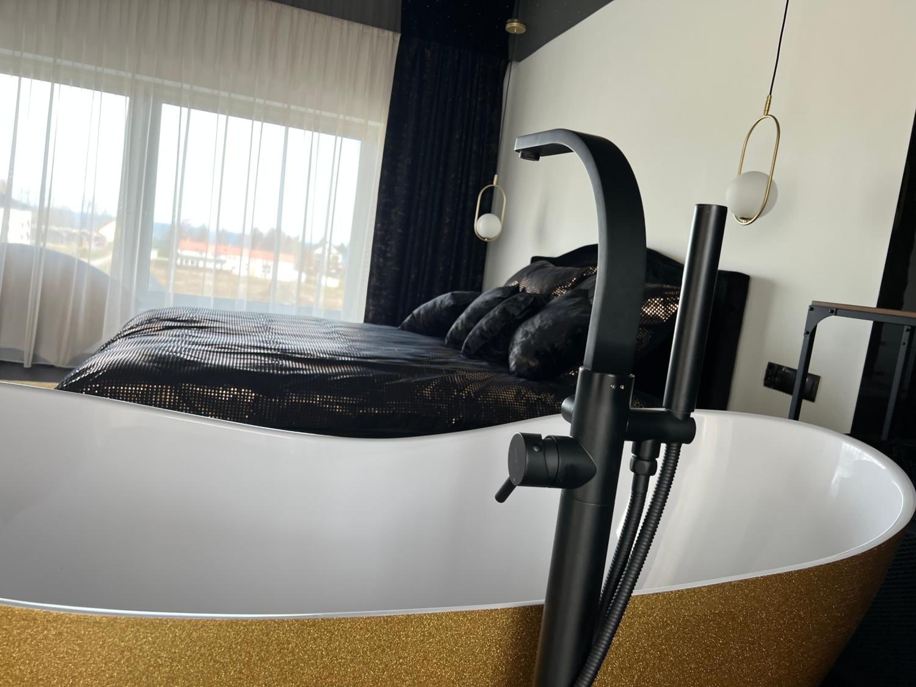 Apartament PREMIUM ze złotą wanną w sypialni widok na morze dyskretny taras z łóżkiem - Bałtyckie Sarbinowo 18