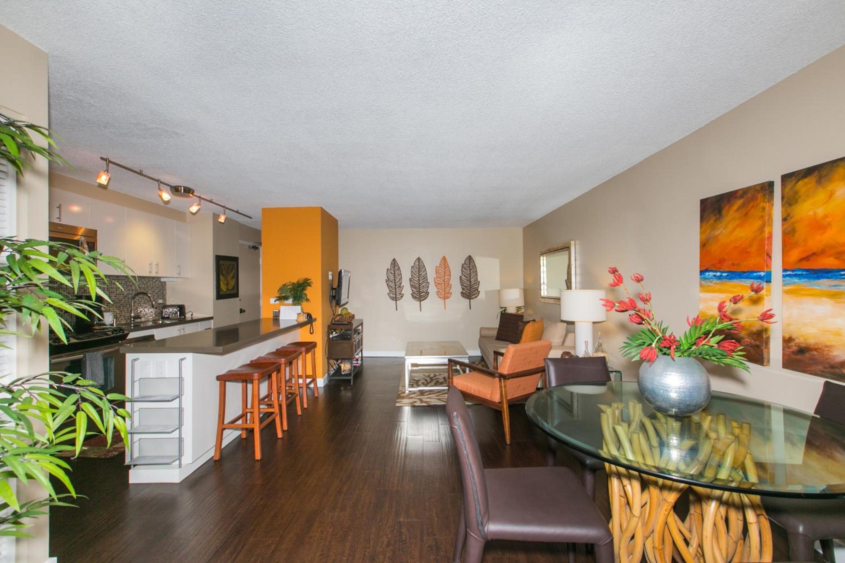 One Bedroom Discovery Bay Condos with Kitchen, Free Wifi & Amazing Views view 2