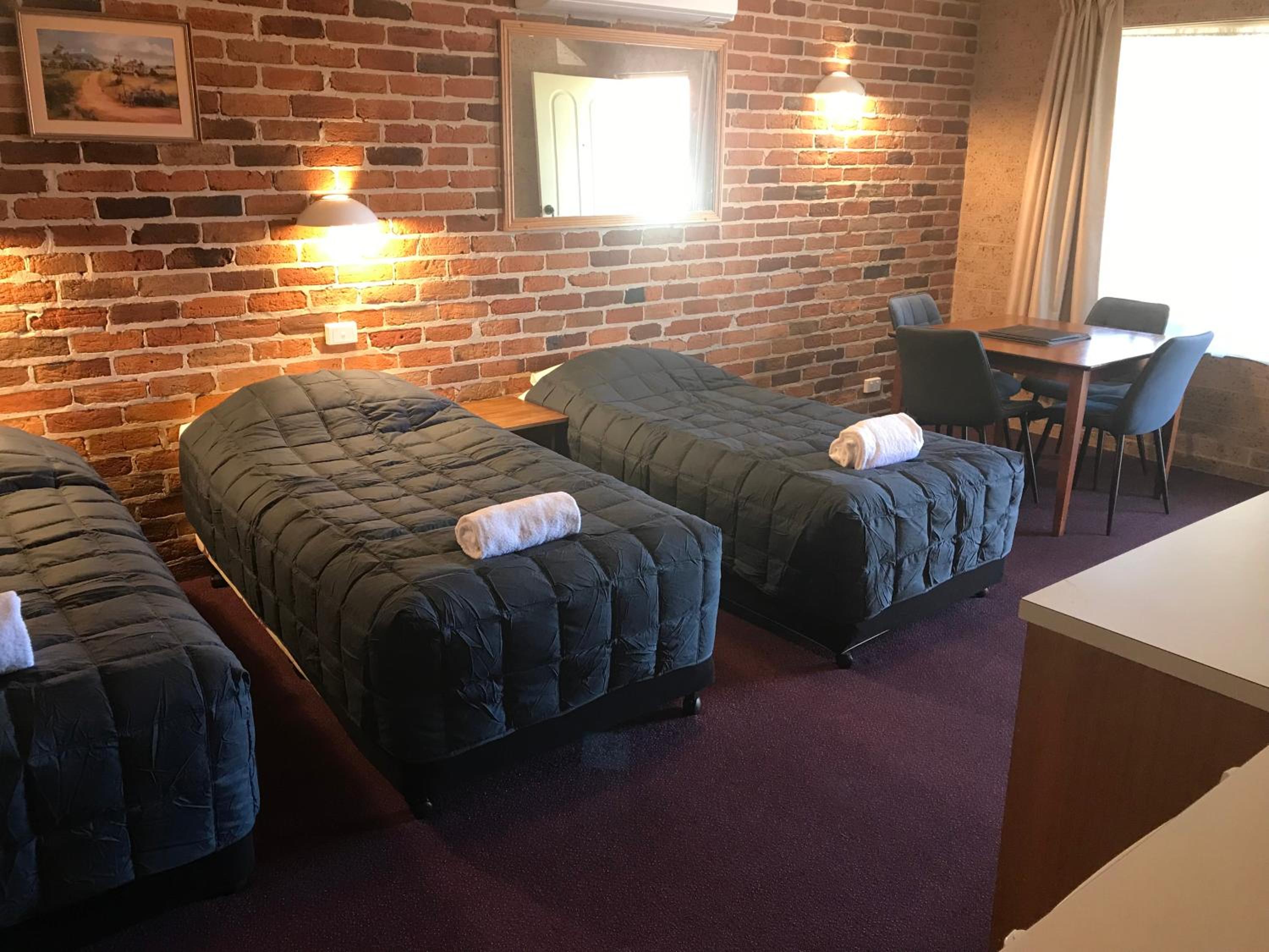Cedar Lodge Motel