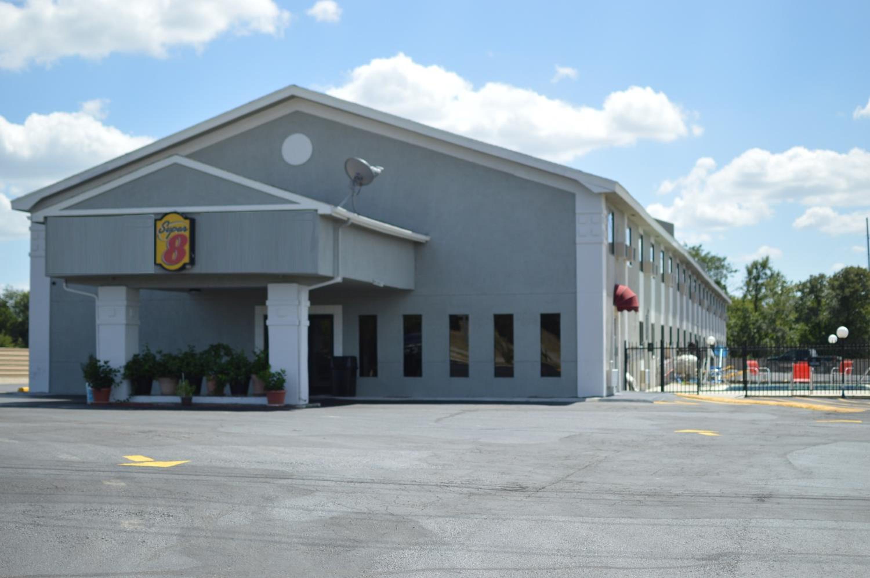 Ardmore Vacations - Super 8 by Wyndham Ardmore - Property Image 2