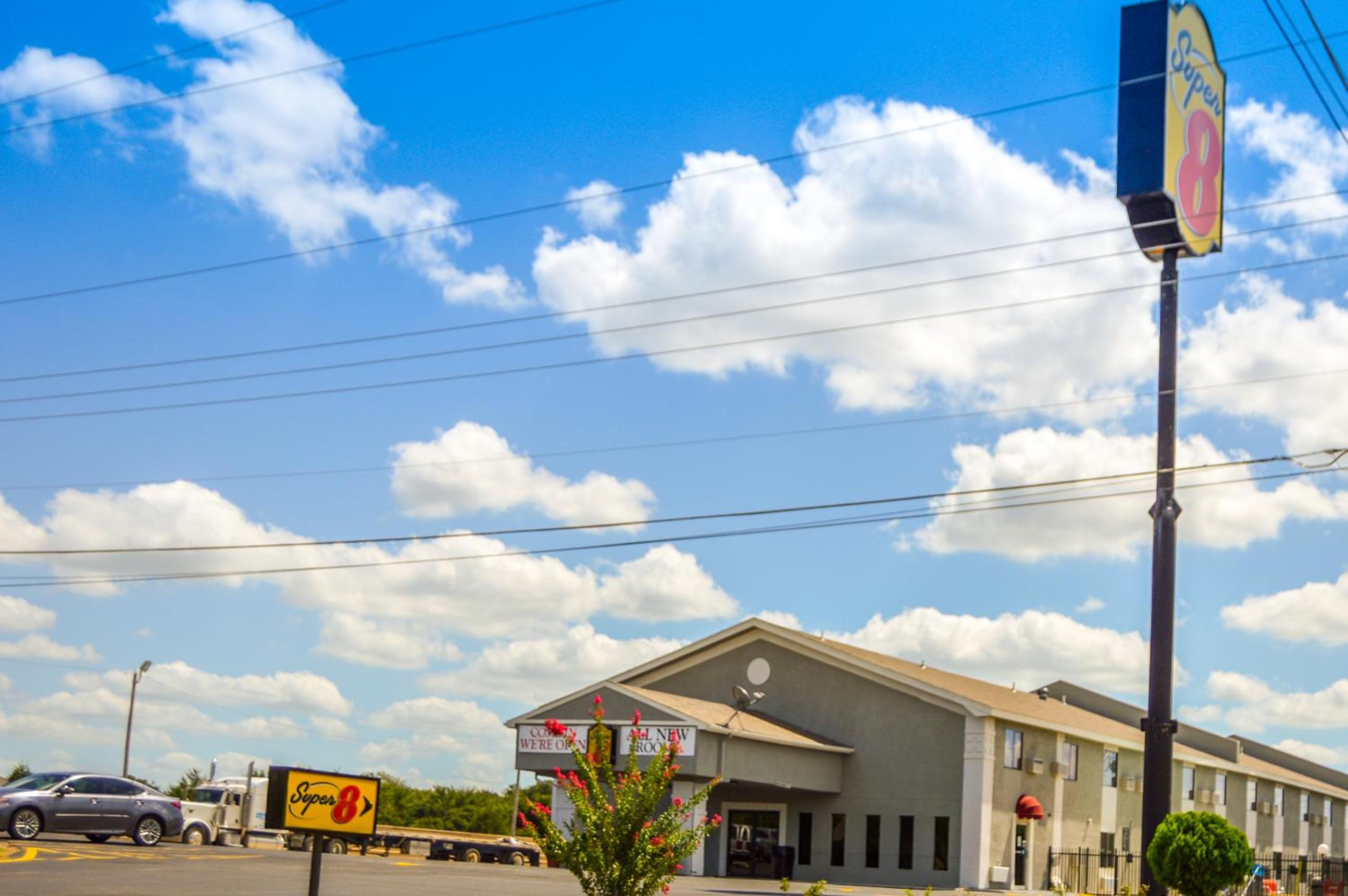 Ardmore Vacations - Super 8 by Wyndham Ardmore - Property Image 10