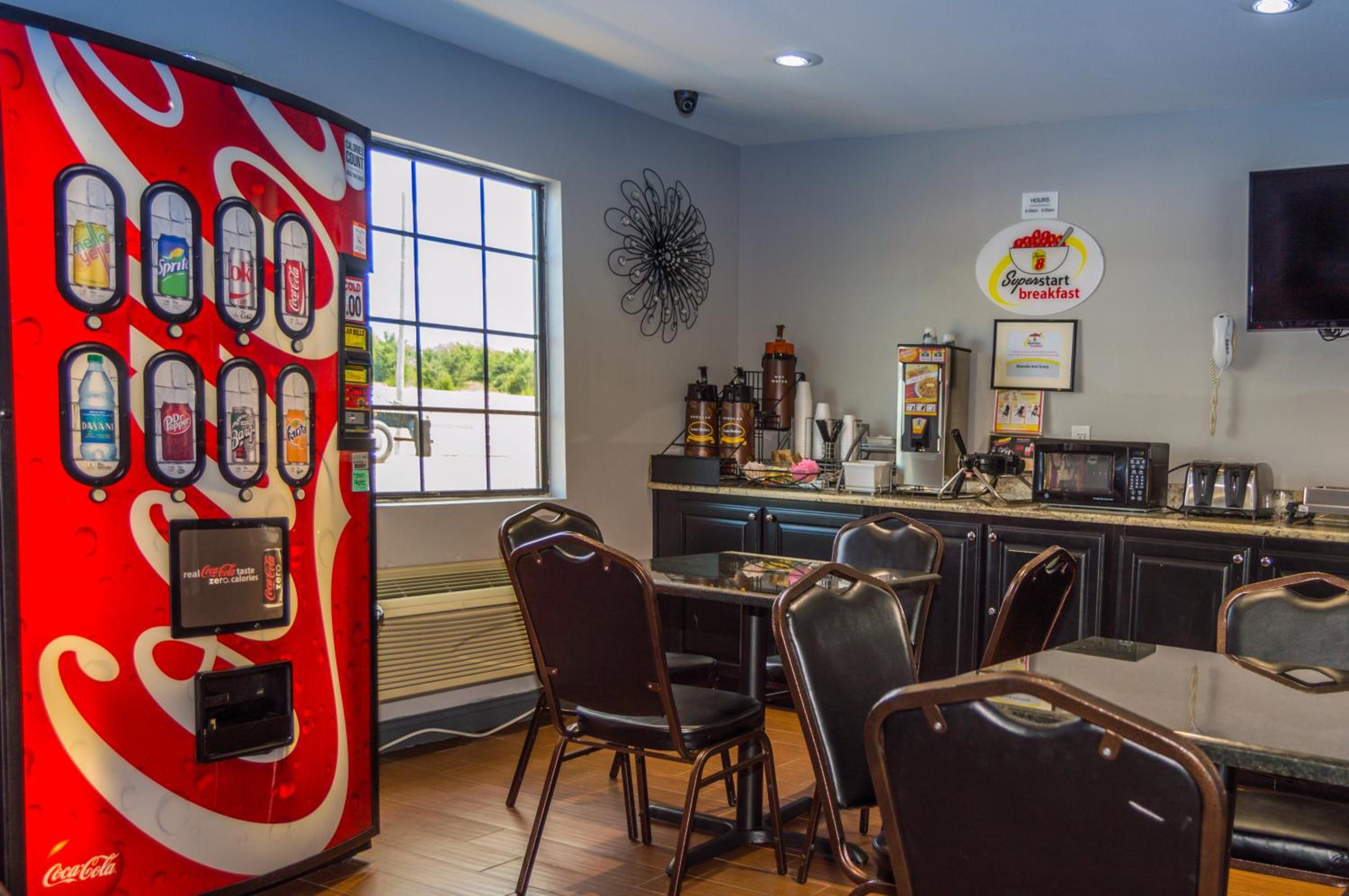 Ardmore Vacations - Super 8 by Wyndham Ardmore - Property Image 3