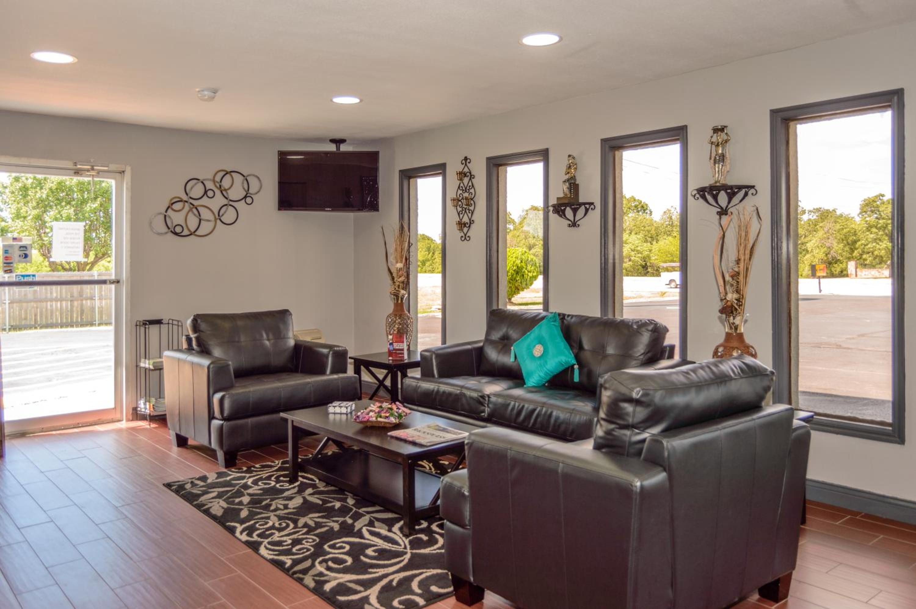Ardmore Vacations - Super 8 by Wyndham Ardmore - Property Image 1