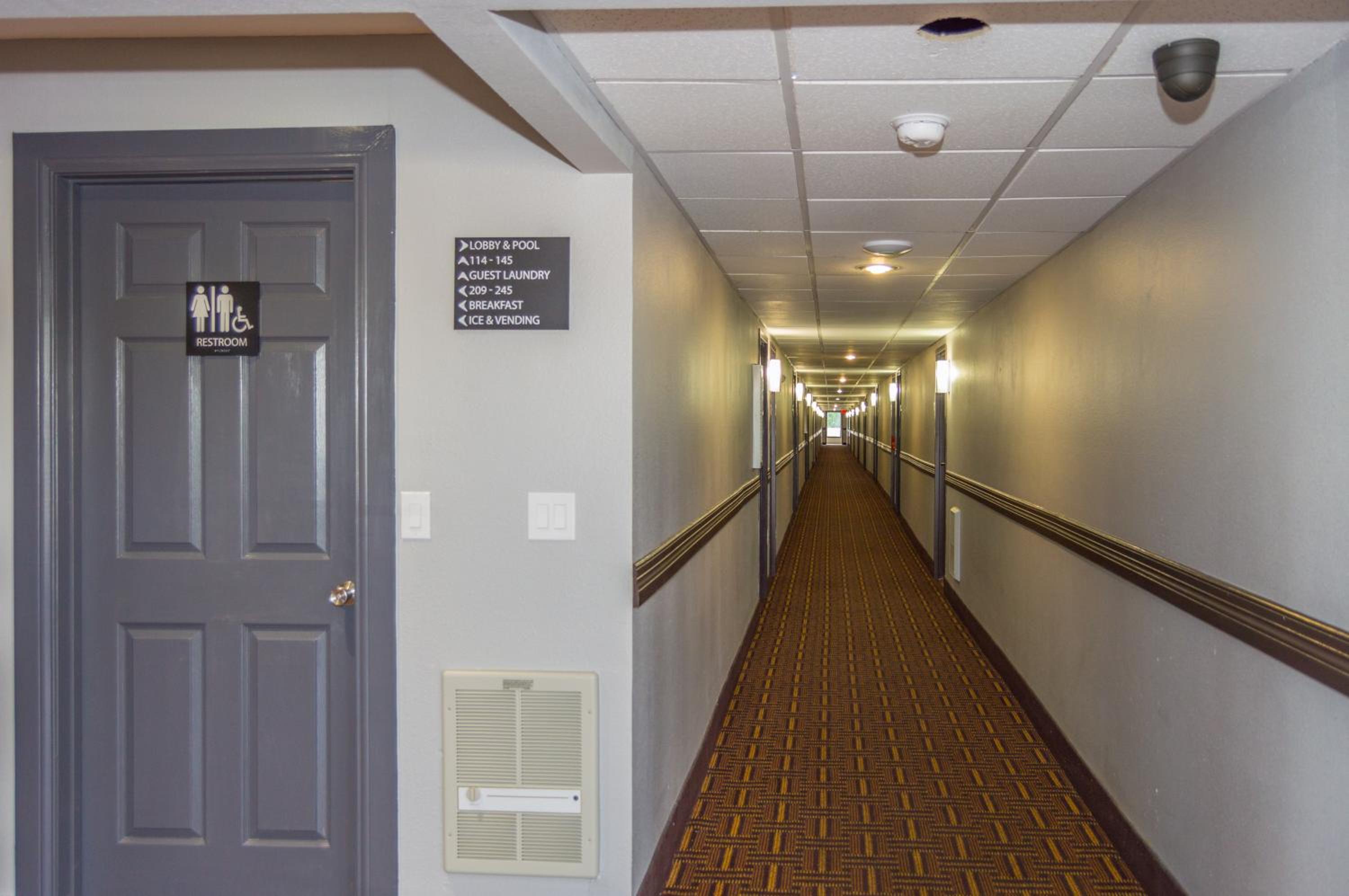 Ardmore Vacations - Super 8 by Wyndham Ardmore - Property Image 11