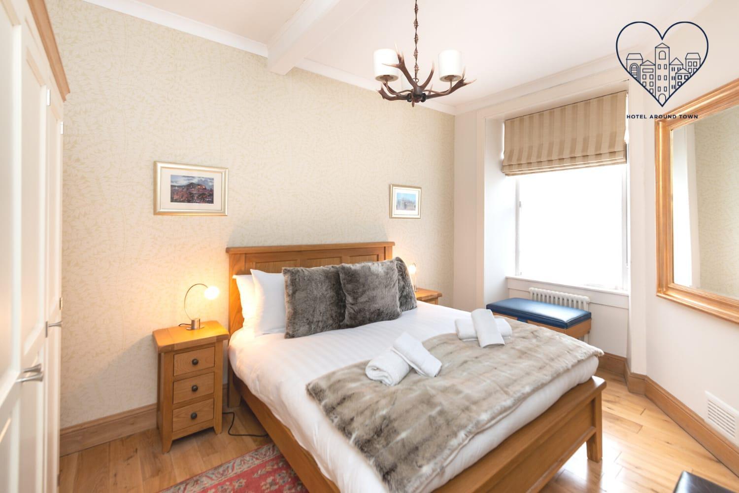 Charming Grassmarket 1 Bed Castle pad view 4