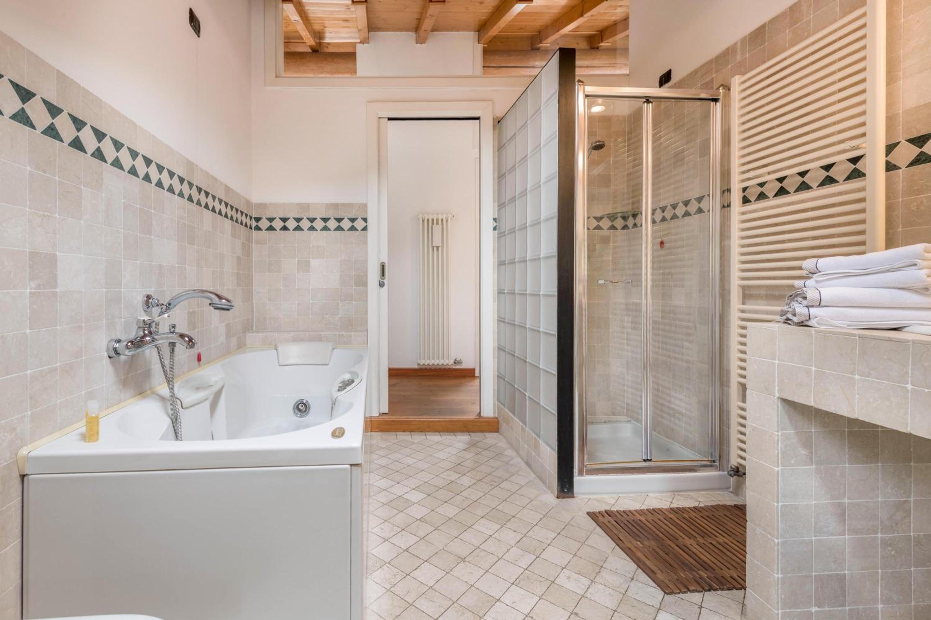 Apt Rustico en Costermano — bathroom