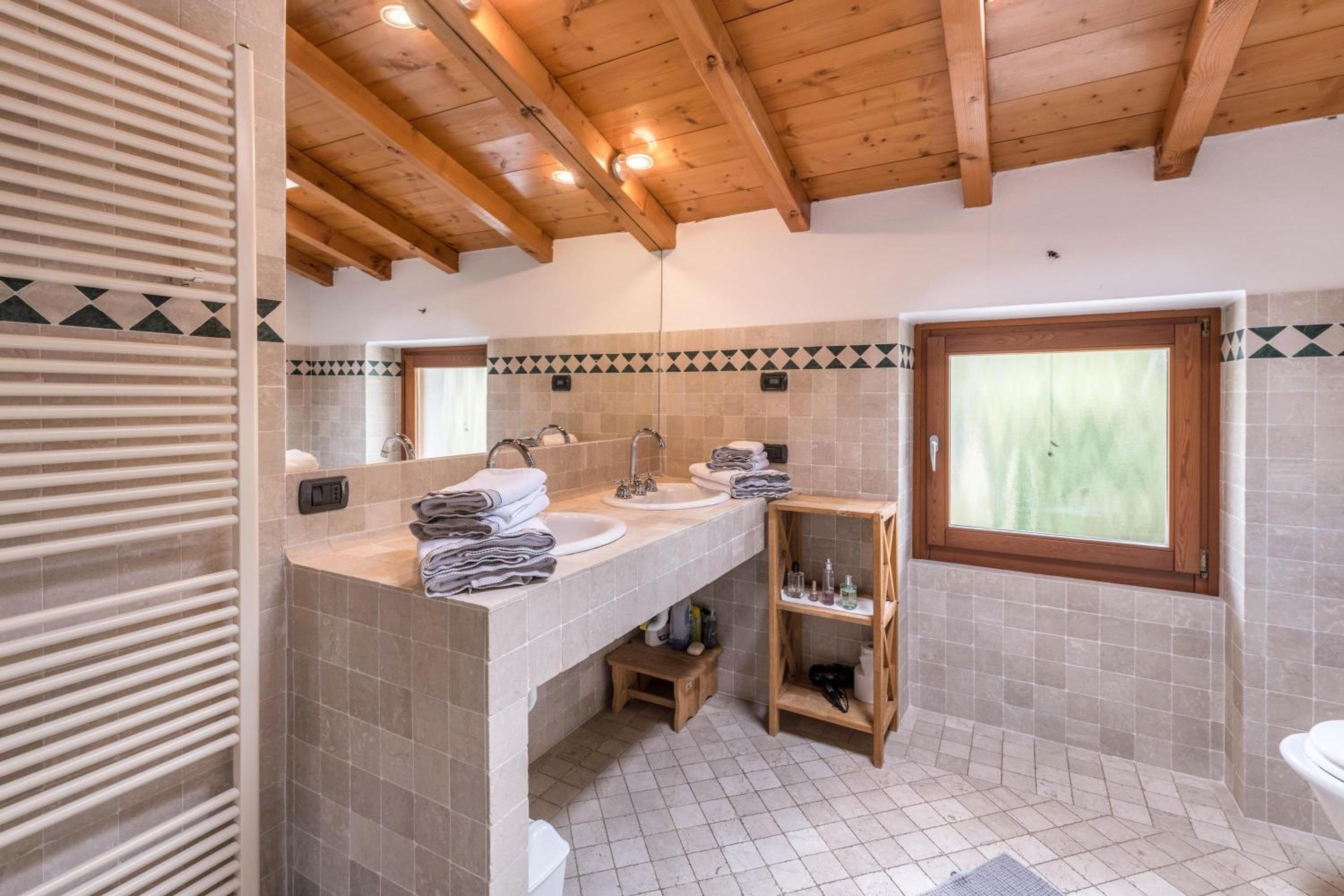 Apt Rustico en Costermano — bathroom