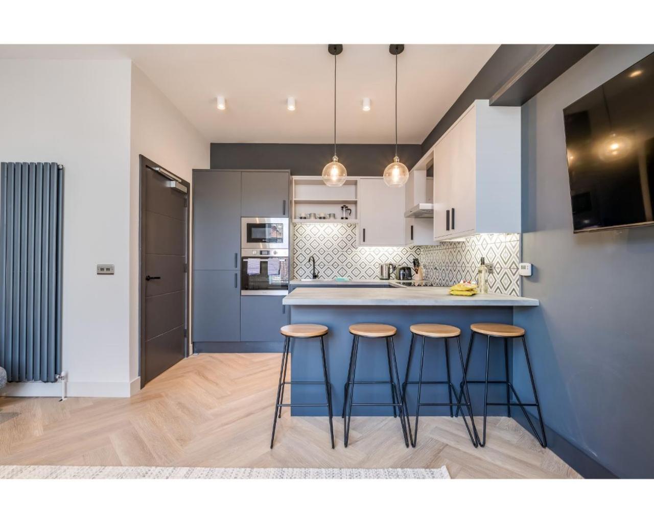 Central Belfast Apartments: University Street view 2