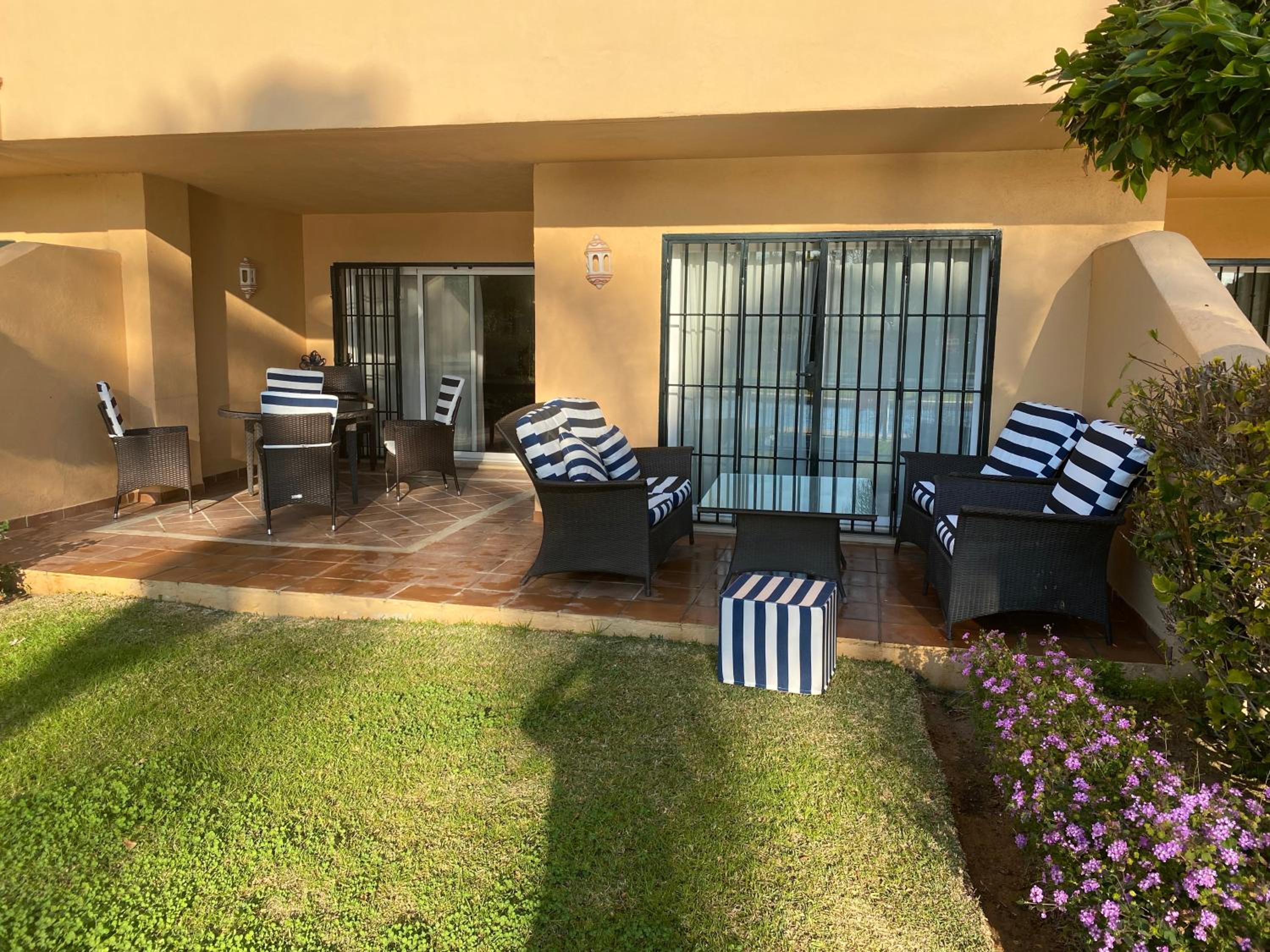 2 Bed Apartment Sleeps 4 - Pool Access - Garden photo 3