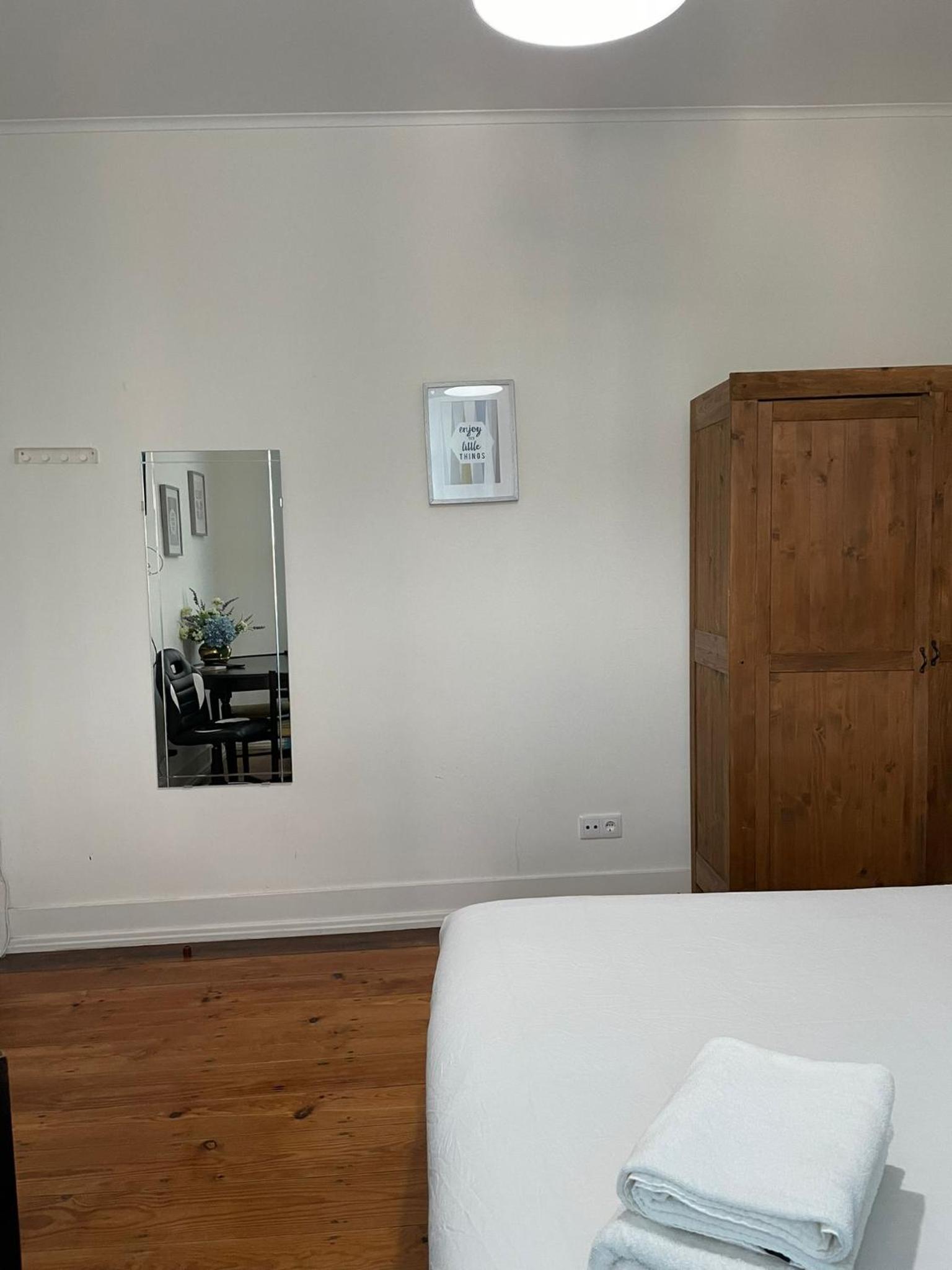 Retro M2 R4 - Lovely Double Room with Shared Bathroom view 4