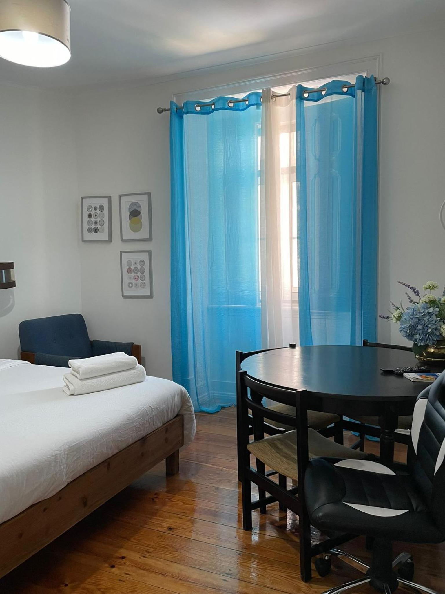 Retro M2 R4 - Lovely Double Room with Shared Bathroom view 3