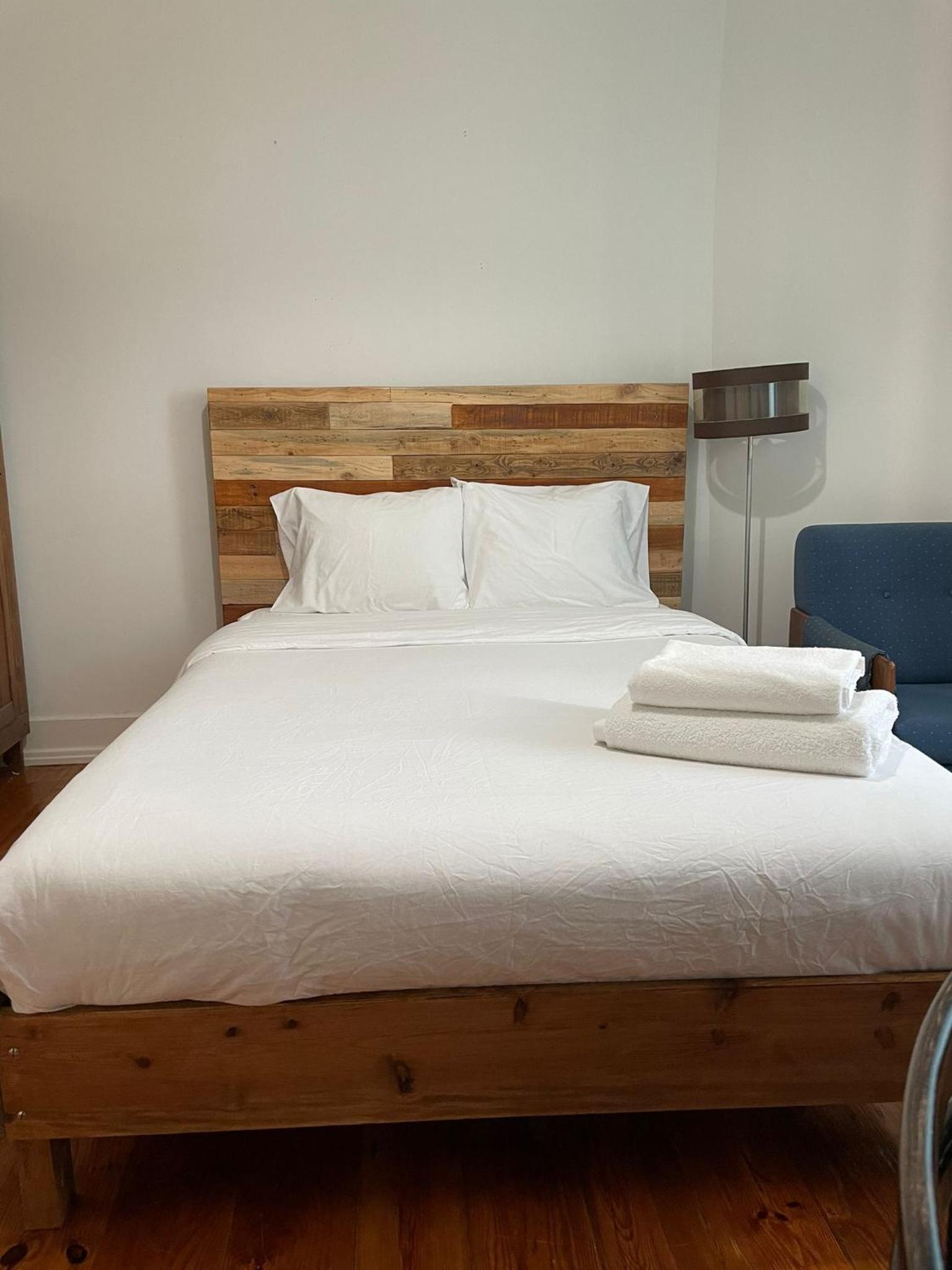 Retro M2 R4 - Lovely Double Room with Shared Bathroom view 2