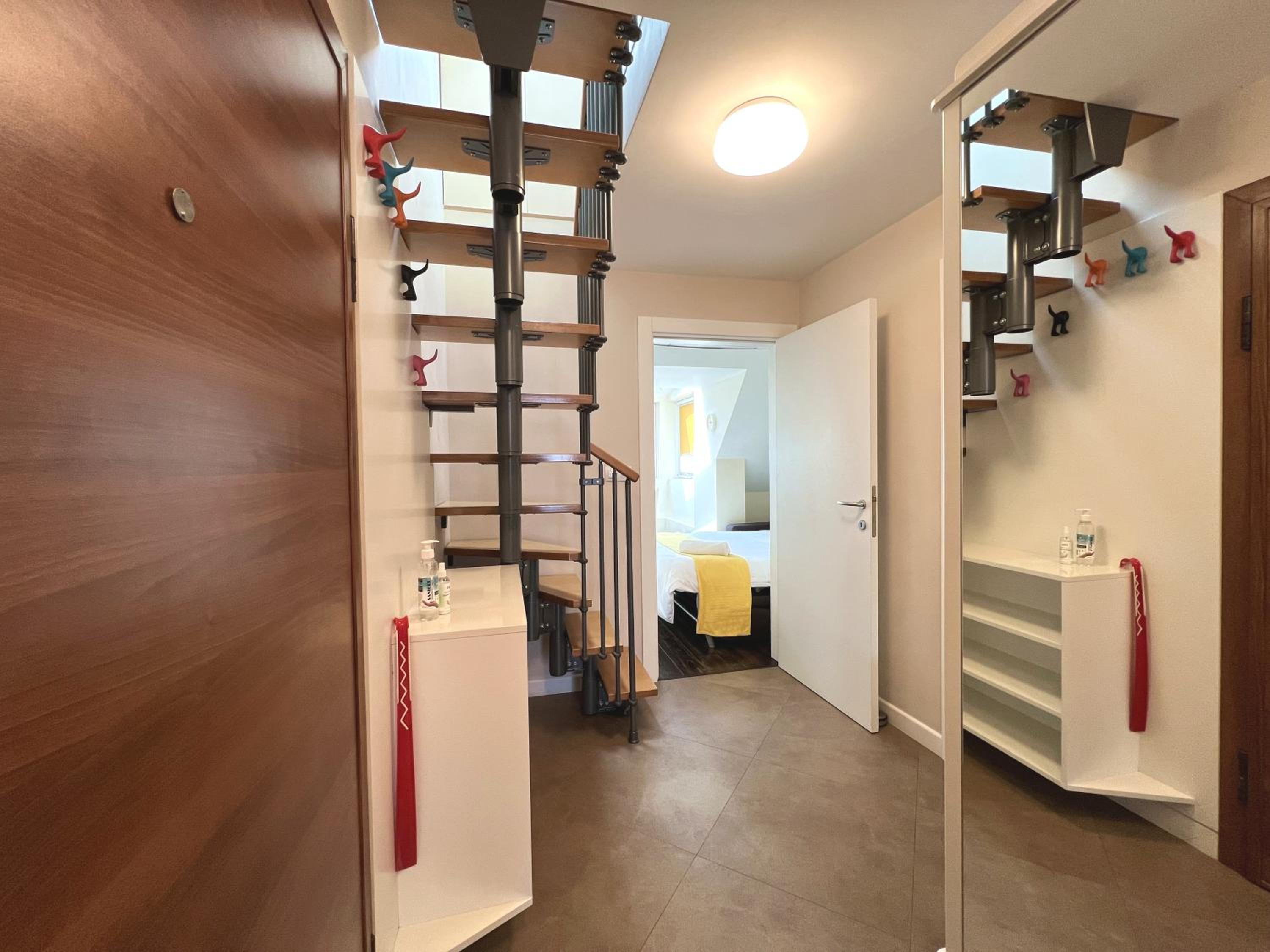 Unique Luxurious Jacuzzi PENTHOUSE DUPLEX in City Center! 2 BATHS! FREE PARKING! view 4