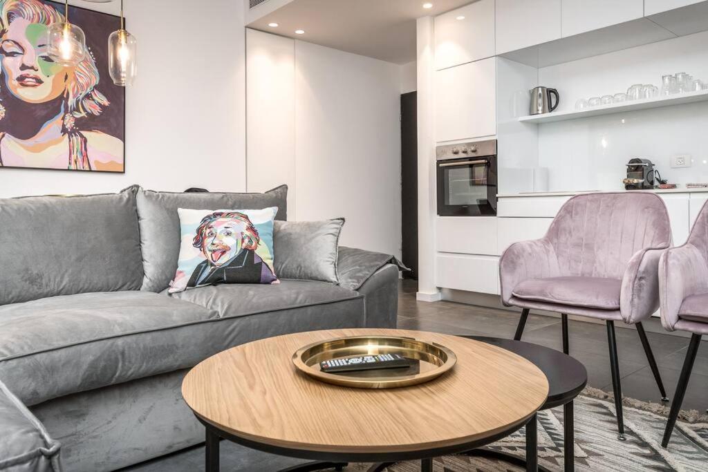 Modern and Design 1 BD apt close to the beach view 2
