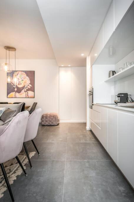 Modern and Design 1 BD apt close to the beach view 3