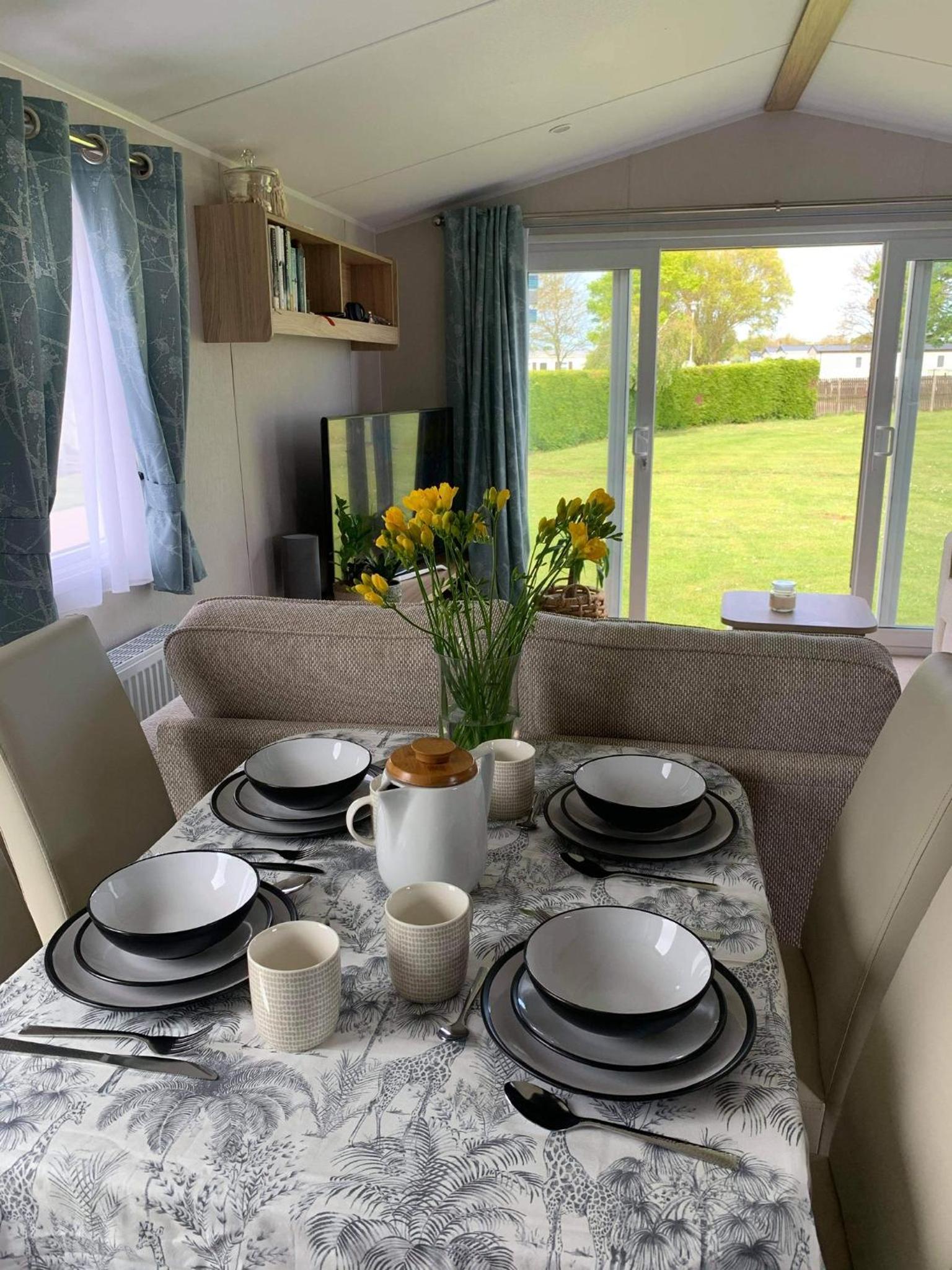 Skegness,North shore holiday park , new 8 berth caravan for rent