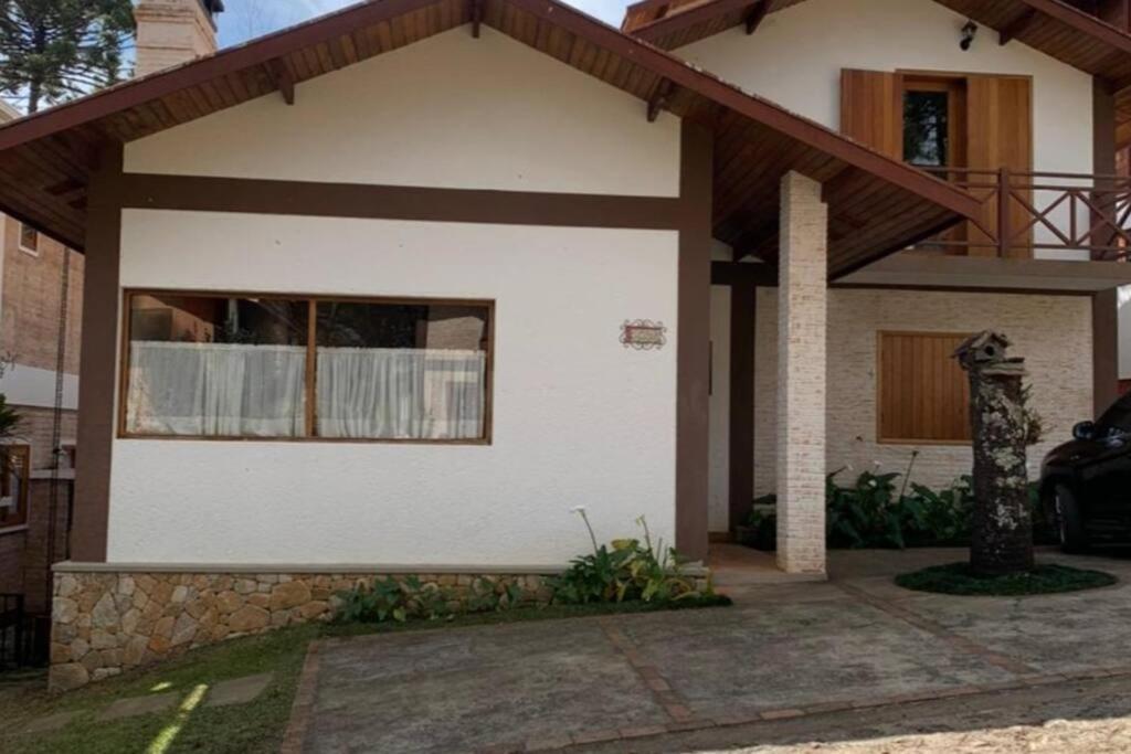 Casa MARAVILHOSA com 4 Suítes em Condomínio