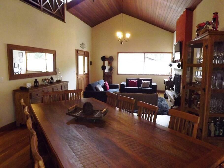 Casa MARAVILHOSA com 4 Suítes em Condomínio