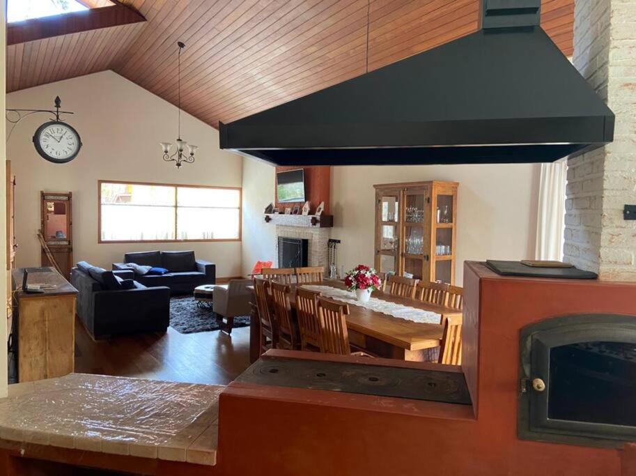 Casa MARAVILHOSA com 4 Suítes em Condomínio