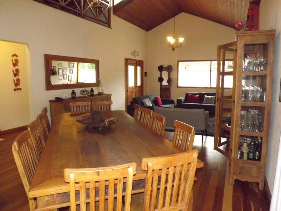 Casa MARAVILHOSA com 4 Suítes em Condomínio