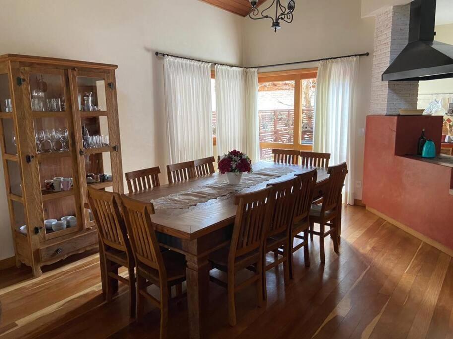 Casa MARAVILHOSA com 4 Suítes em Condomínio