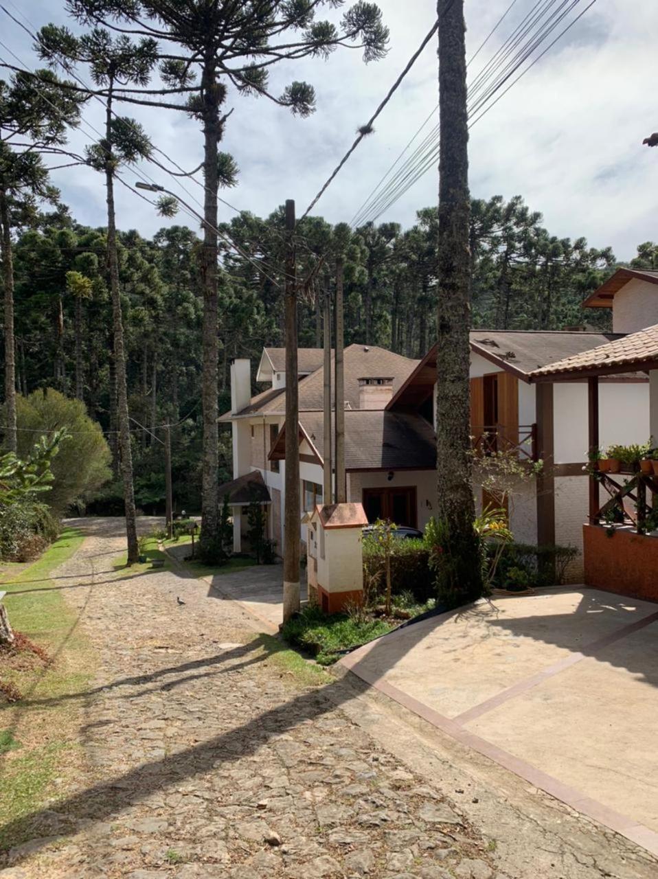 Casa MARAVILHOSA com 4 Suítes em Condomínio