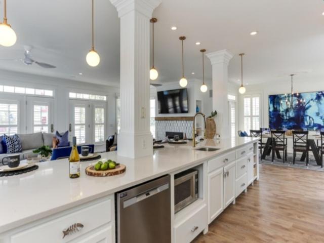 Indigo Retreat - Bring the whole family! Fully renovated, Seawatch community Stunner! home