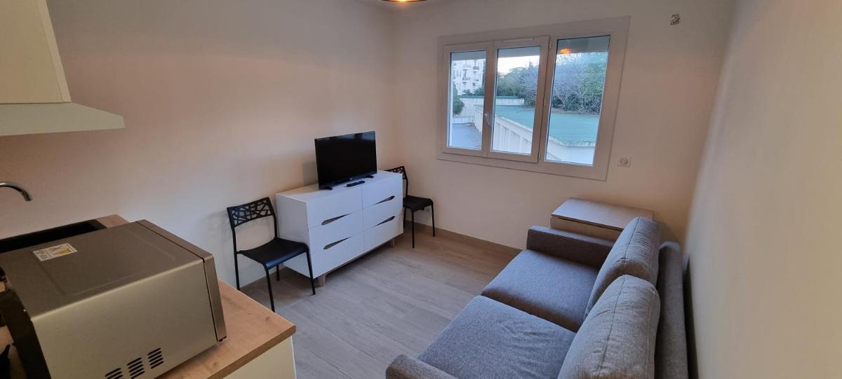 STUDETTE DERRIERE HOTEL MARTINEZ photo 1
