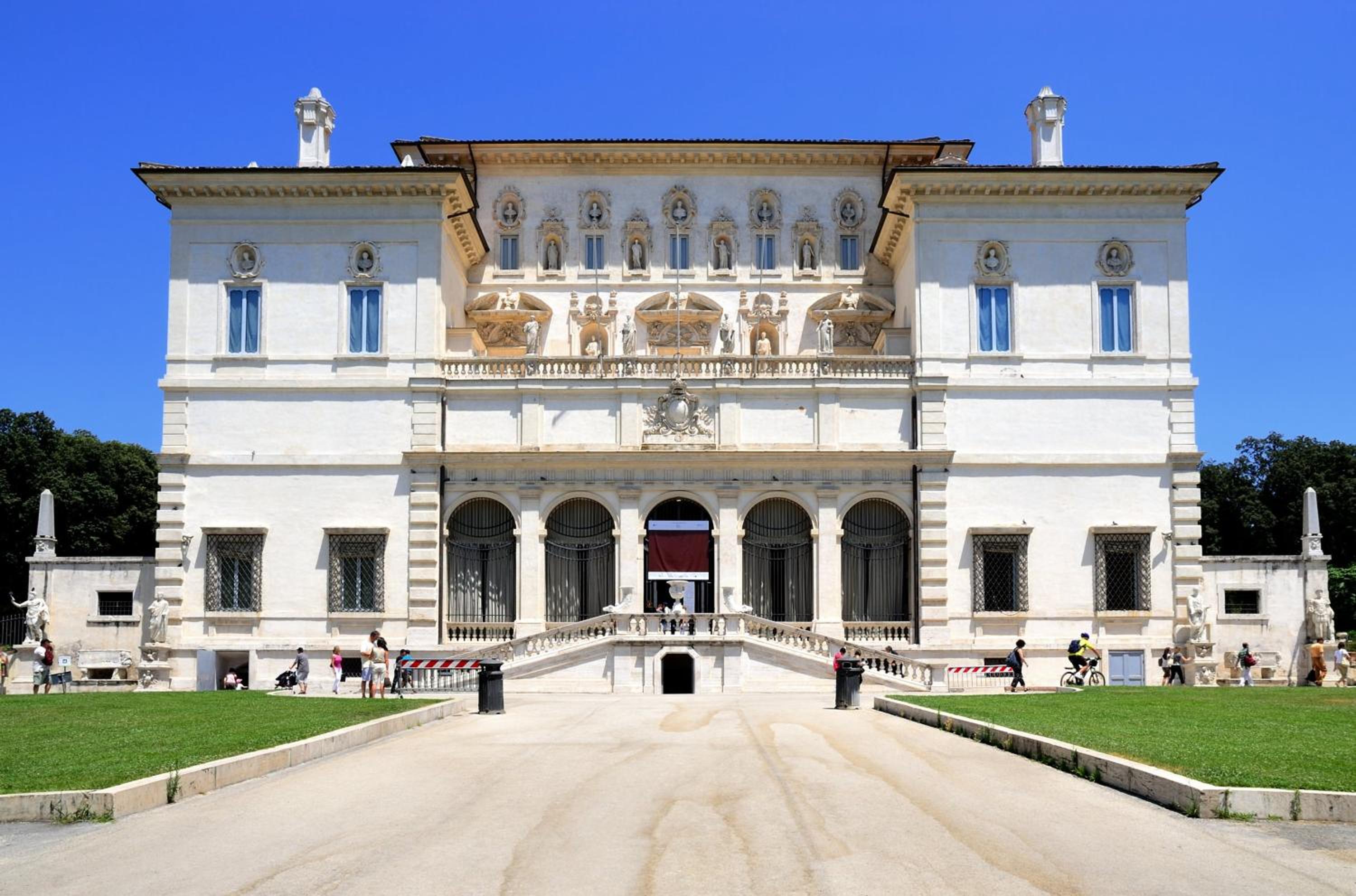 Sunny flat near Villa Borghese