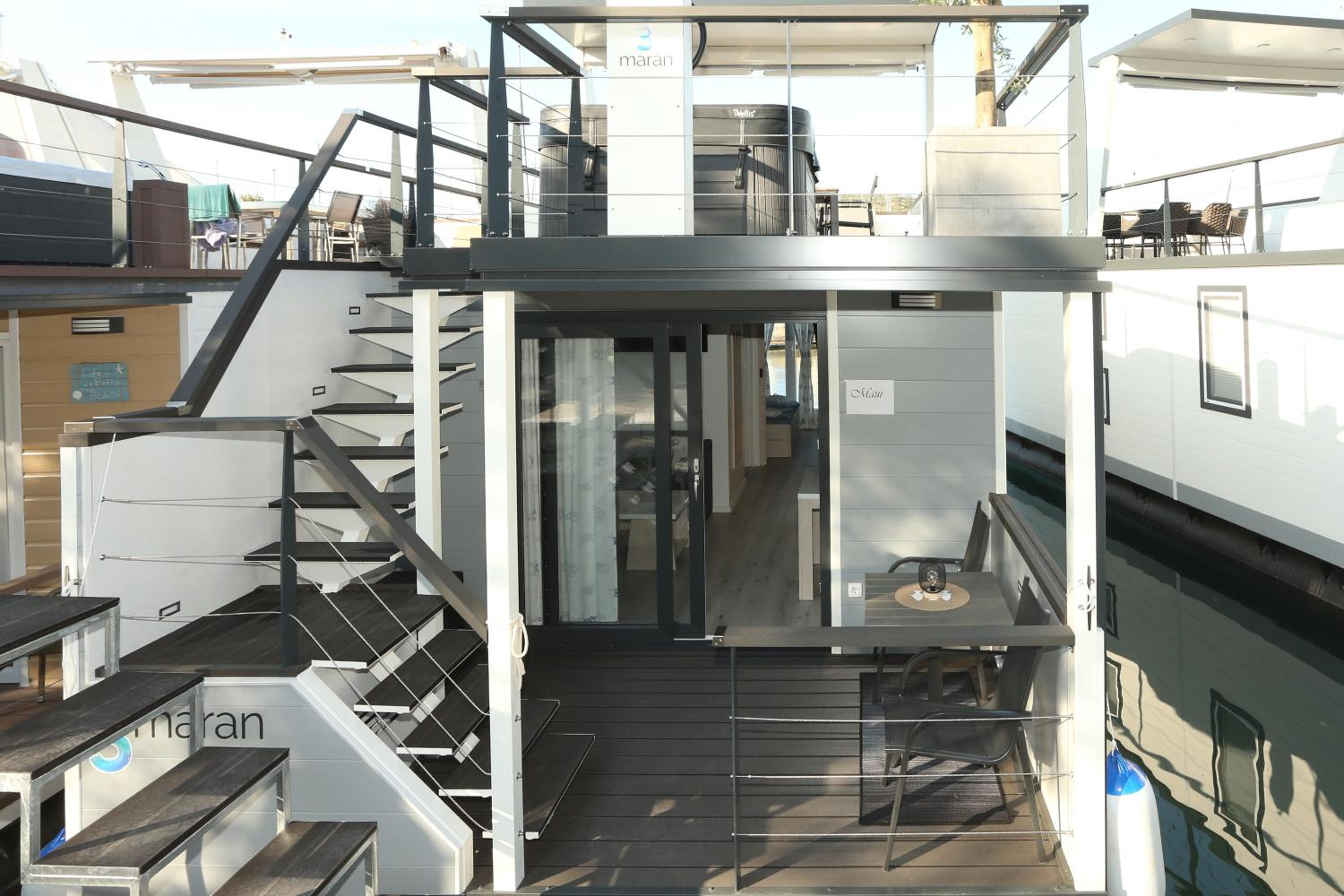 Floating house Maui view 5