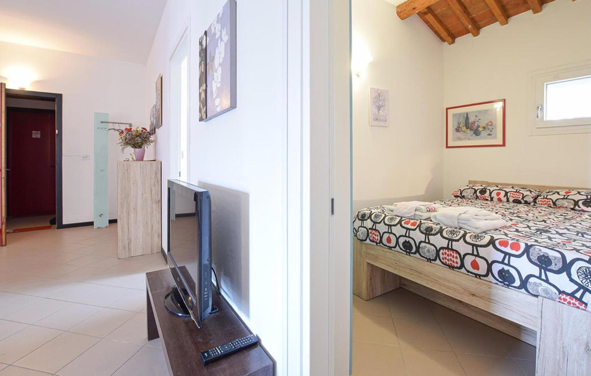 2 Bed-Sleeps 6-AirCon-Town Centre-Free Parking view 3