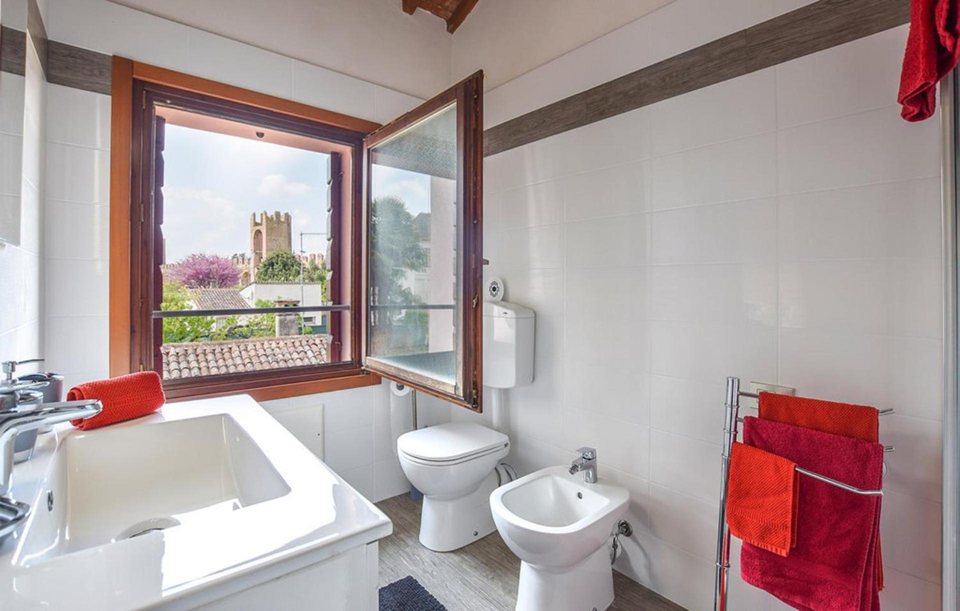 2 Bed-Sleeps 6-AirCon-Town Centre-Free Parking view 4