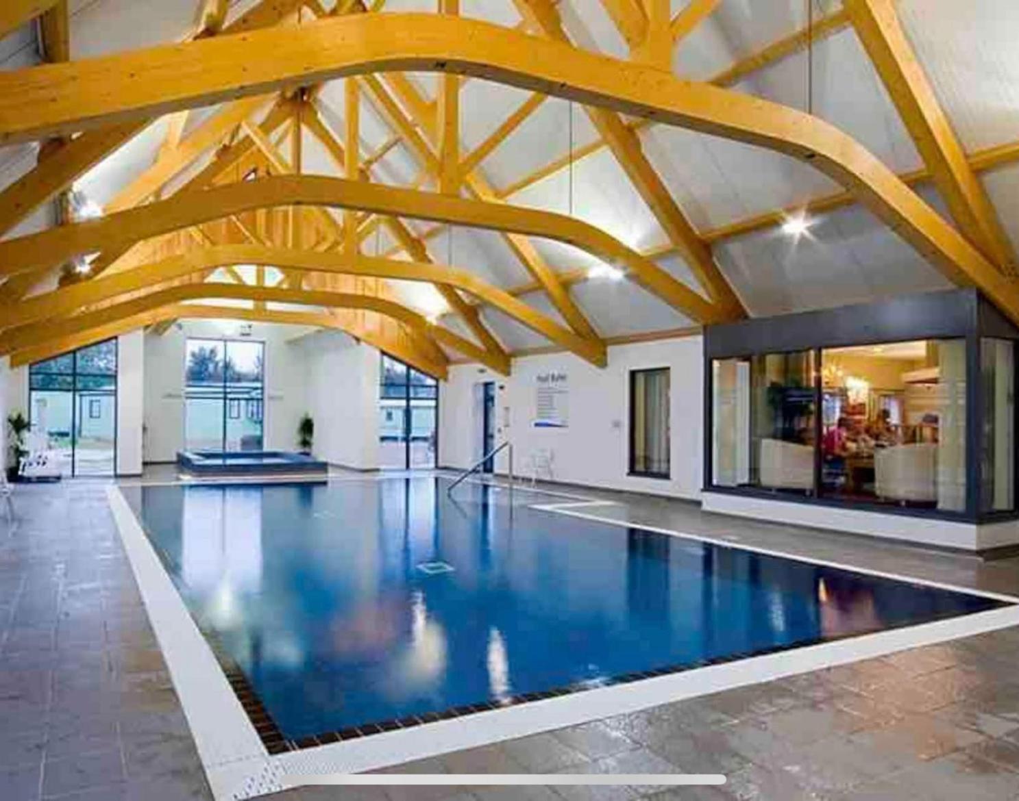 2 Bed - Sleeps 6 - 15min Walk to Beach view 5