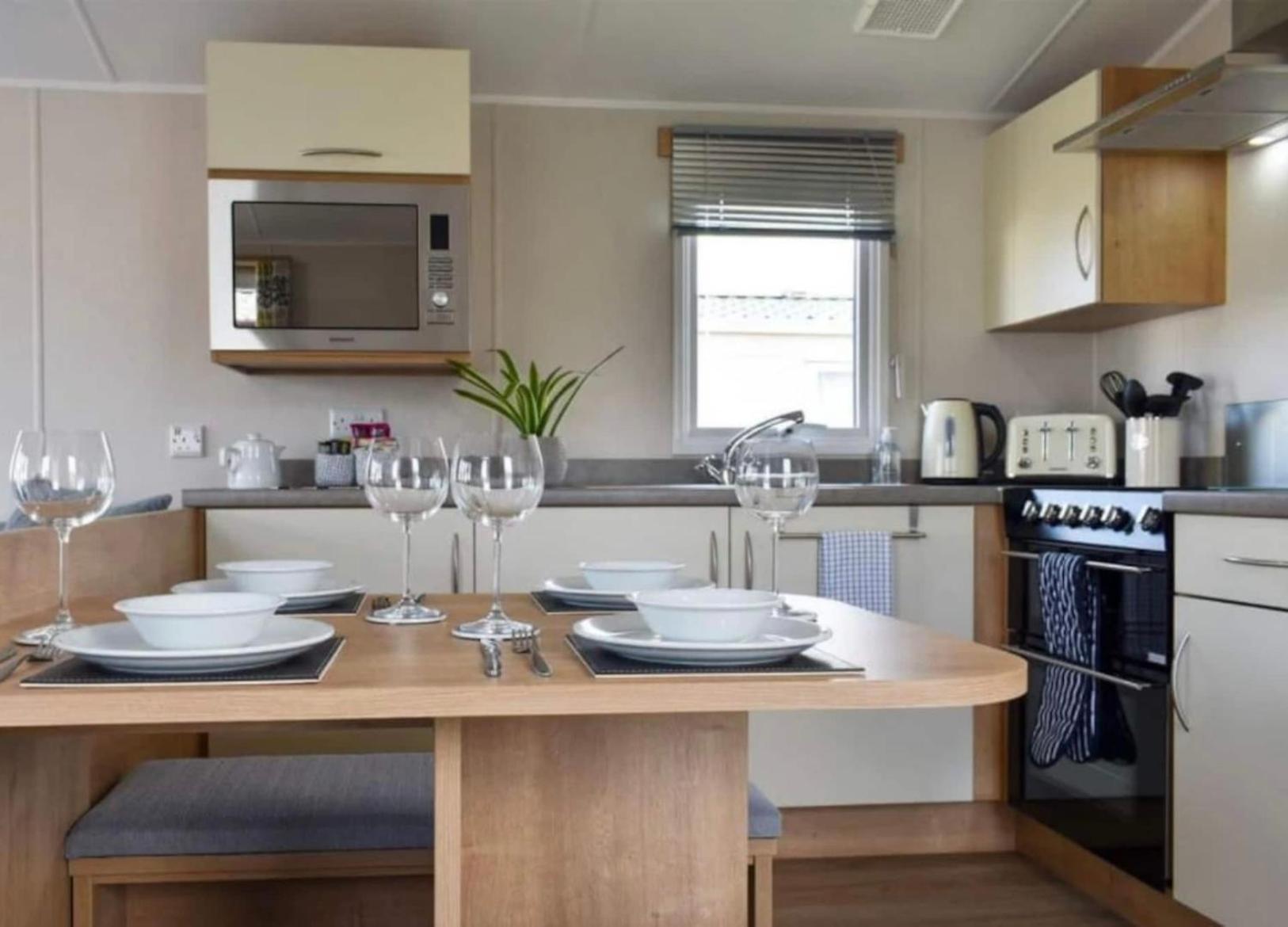 2 Bed - Sleeps 6 - 15min Walk to Beach view 2