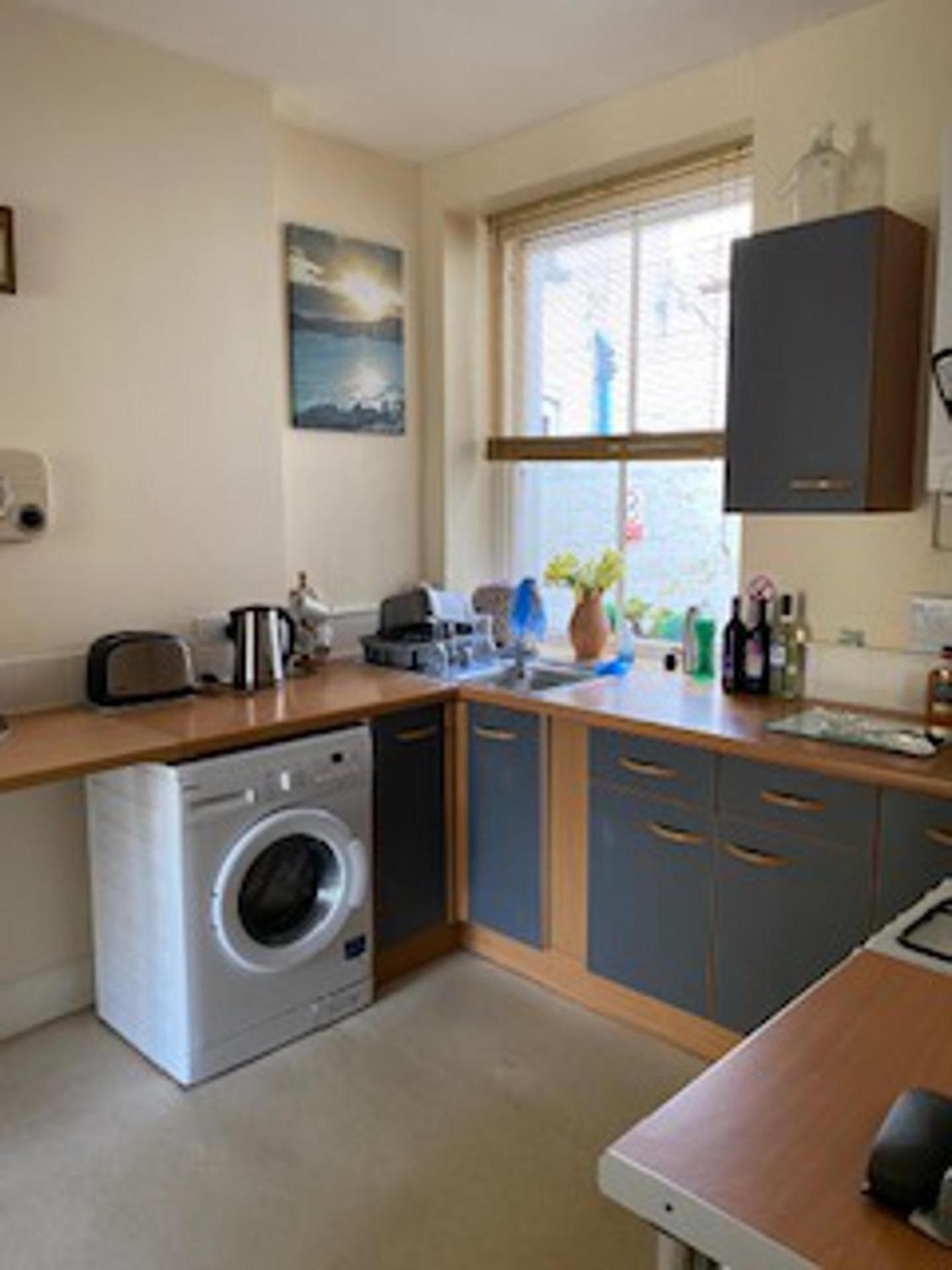 Homely 2- bed apartment -Ground Floor-Sleeps 4 view 3